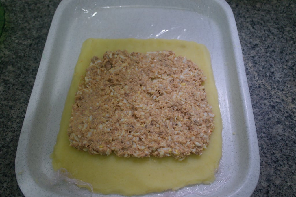 将馅料均匀涂抹在面团上