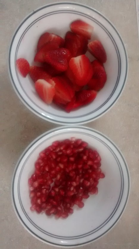 添加草莓和石榴