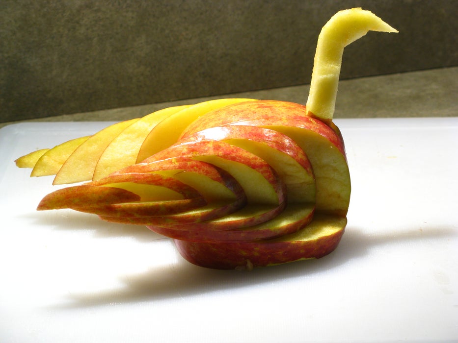 用苹果雕刻的天鹅