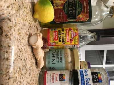 制作酱汁（烘烤花椰菜时同步进行）