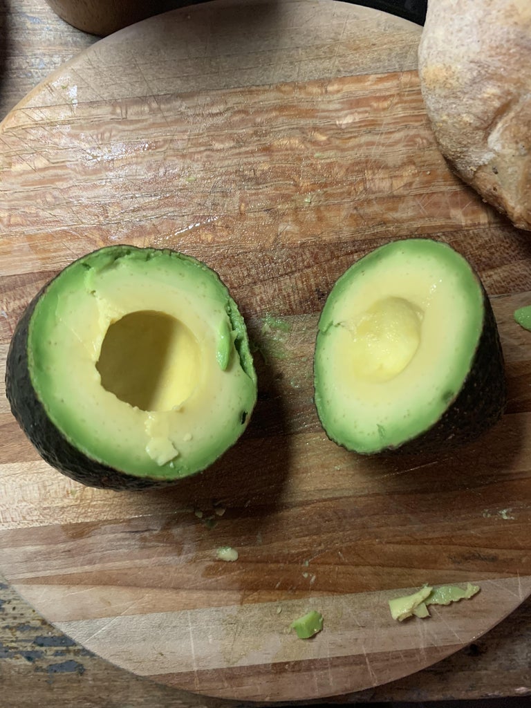 准备牛油果、番茄与生菜