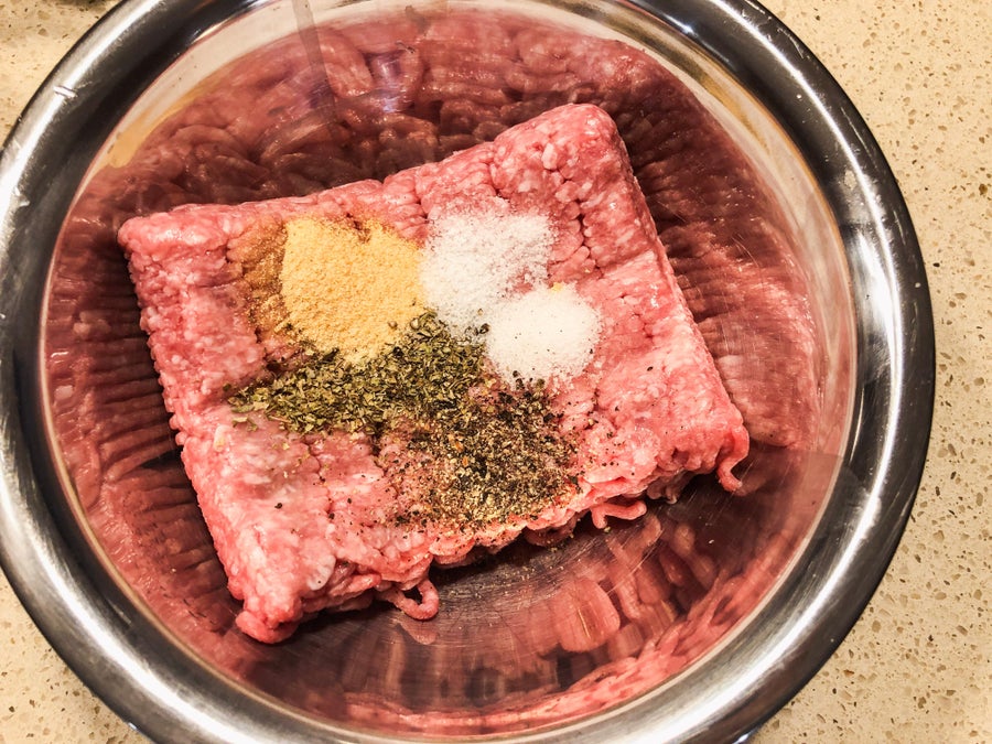 麦满分香肠步骤1:调味肉饼