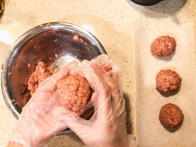 麦满分香肠步骤2:烹饪肉饼