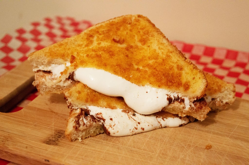 焦糖棉花糖烤奶酪三明治