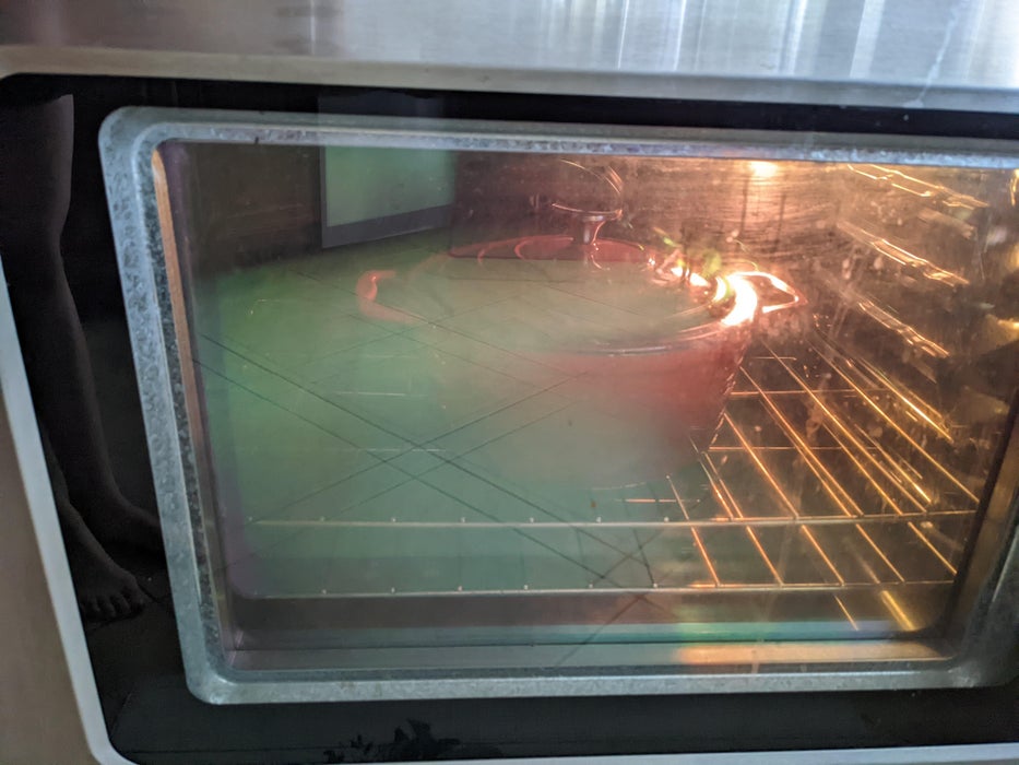 预热烤箱和荷兰锅