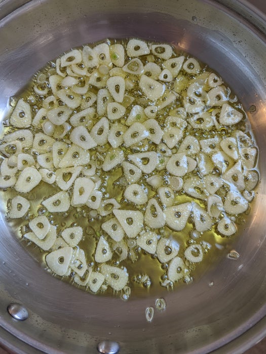 步骤3：制作蒜香橄榄油