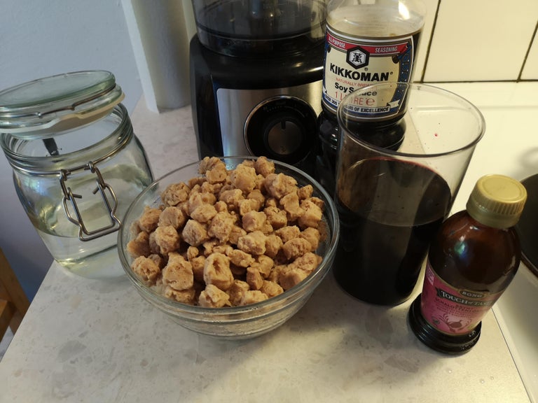 加入红酒、水、大豆蛋白、酱油、高汤粉和糖