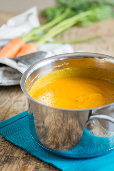 搅打浓汤并装盘