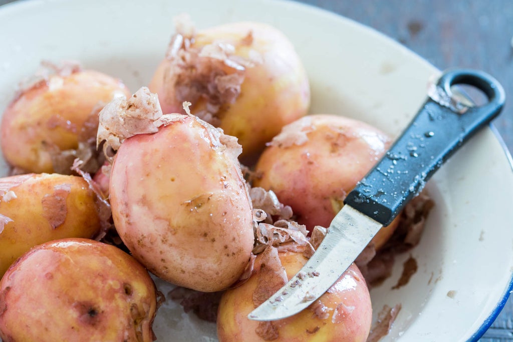 预热烤箱与处理土豆