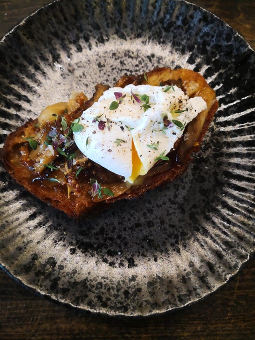 黄油烤酸面包配平菇和水波蛋