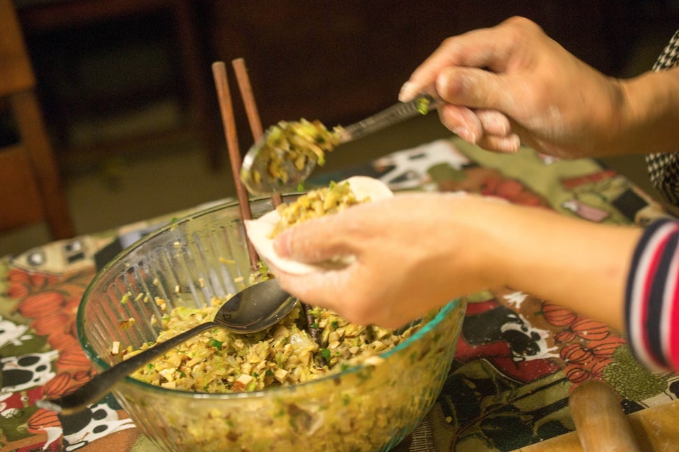 包制与煎制饺子