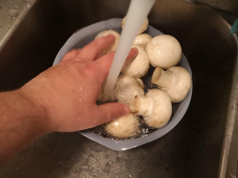 清洁蘑菇、处理洋葱、切配胡萝卜并分别煎制