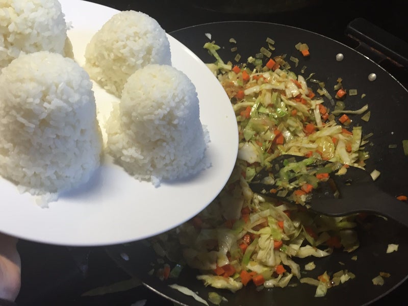 加入米饭和酱料