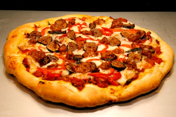 西班牙风情曼彻格奶酪披萨配辣香肠与无花果