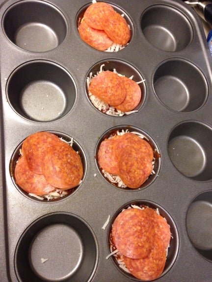 铺上意式辣香肠