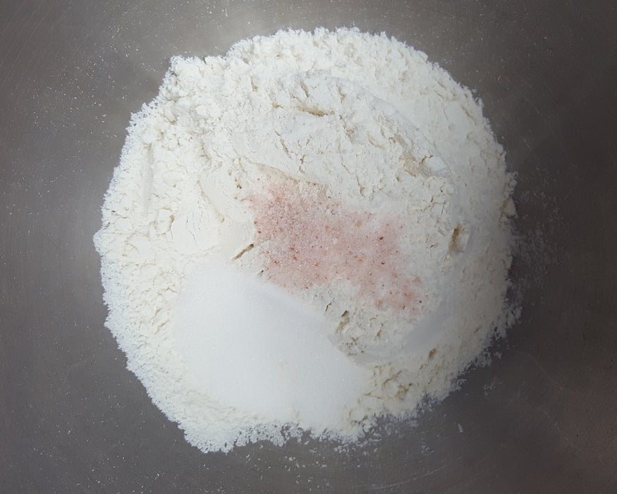 混合面粉、盐和糖