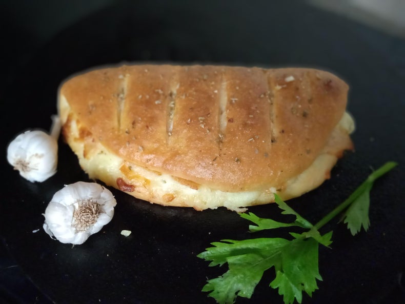 蓬松蒜香面包配火腿 cottage cheese 馅