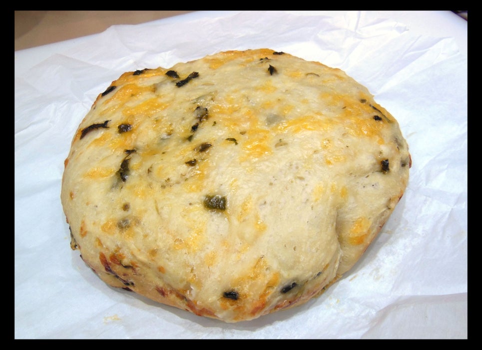 慢炖锅切达奶酪面包配烤墨西哥辣椒