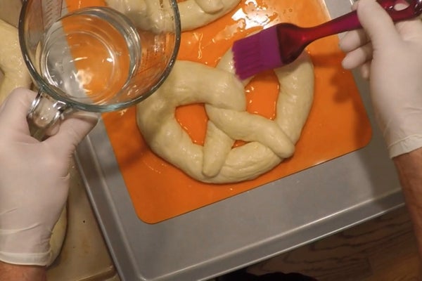 涂抹碱液与撒盐