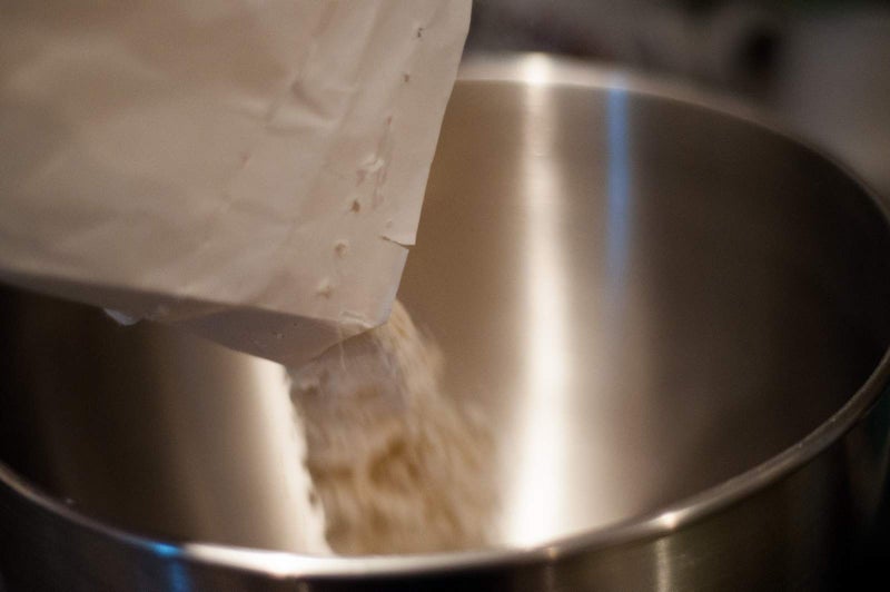 准备搅拌碗并称量材料