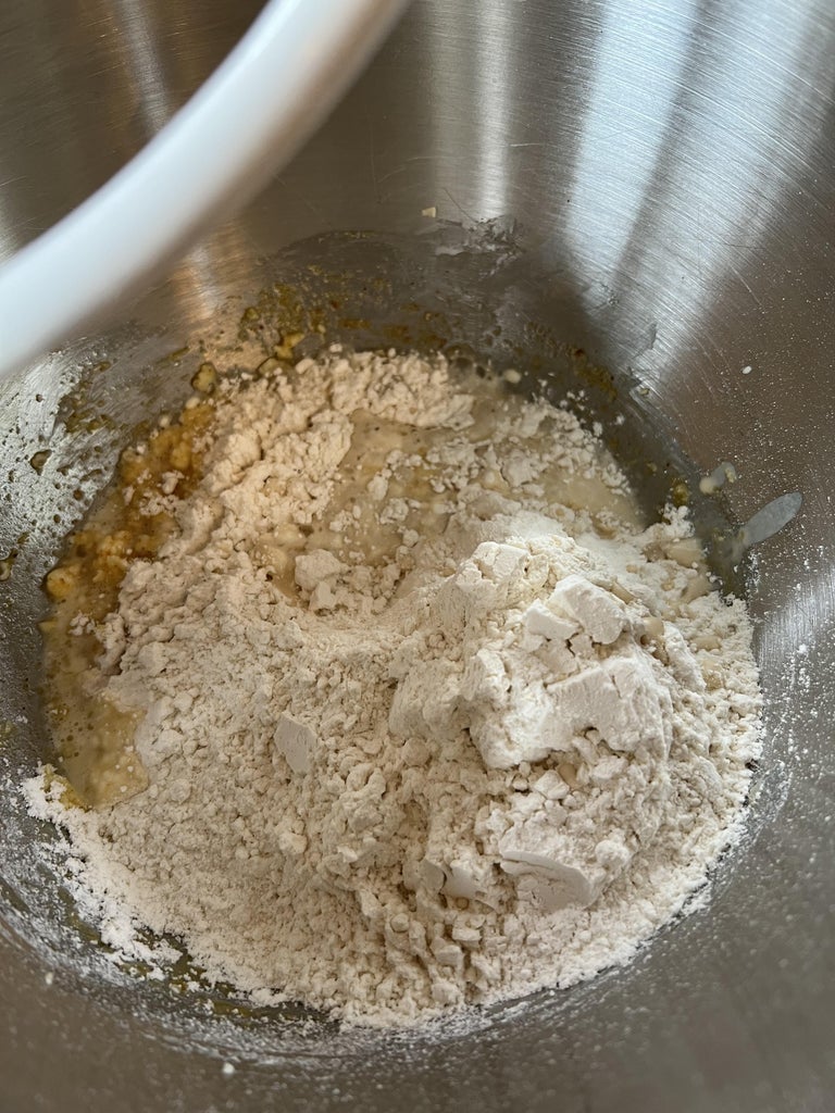 加入面粉和酵母