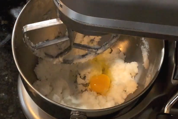 将鸡蛋加入黄油和糖中