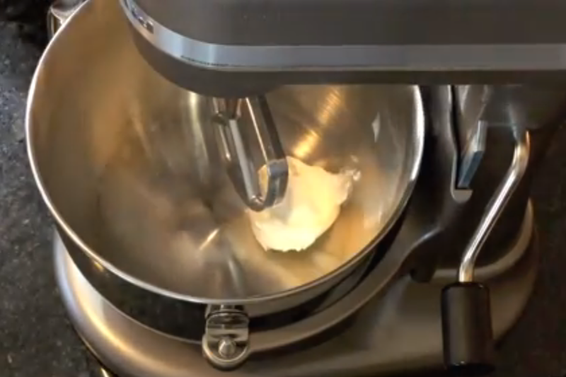 混合起酥油和糖