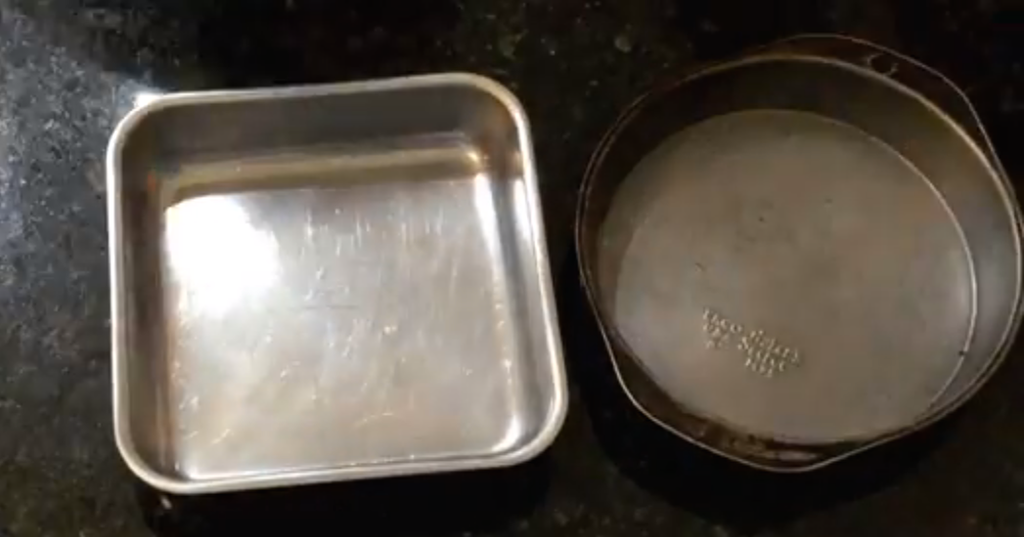 烤箱预热至350华氏度，给两个9英寸烤盘喷防粘喷雾