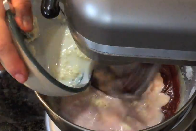 加入盐、香草精和酪乳