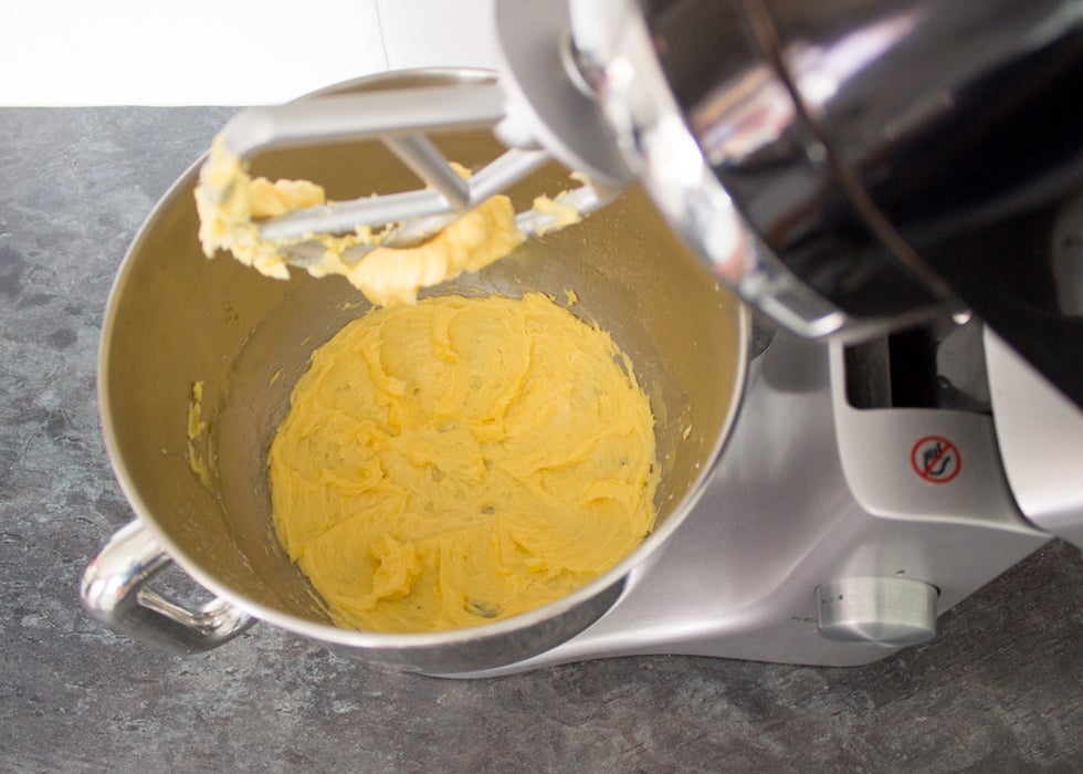 打发黄金黄油...