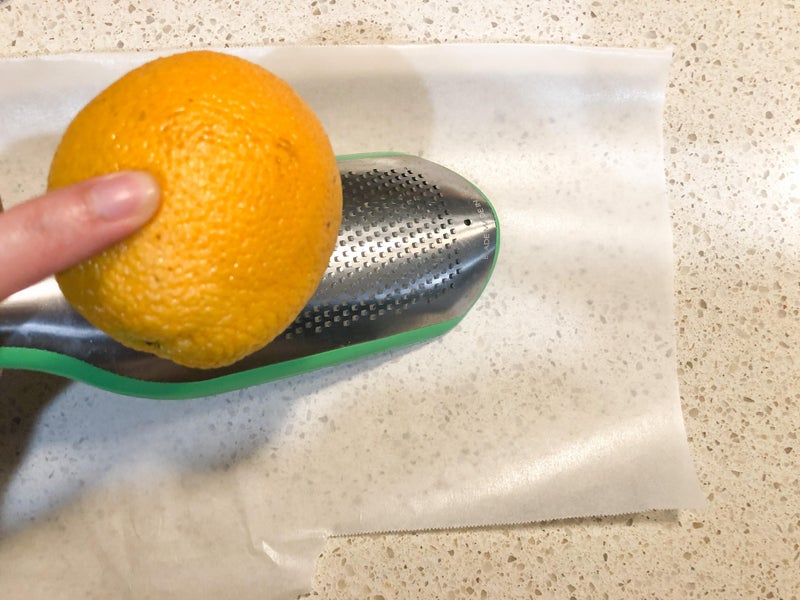 加入橙皮和蛋液