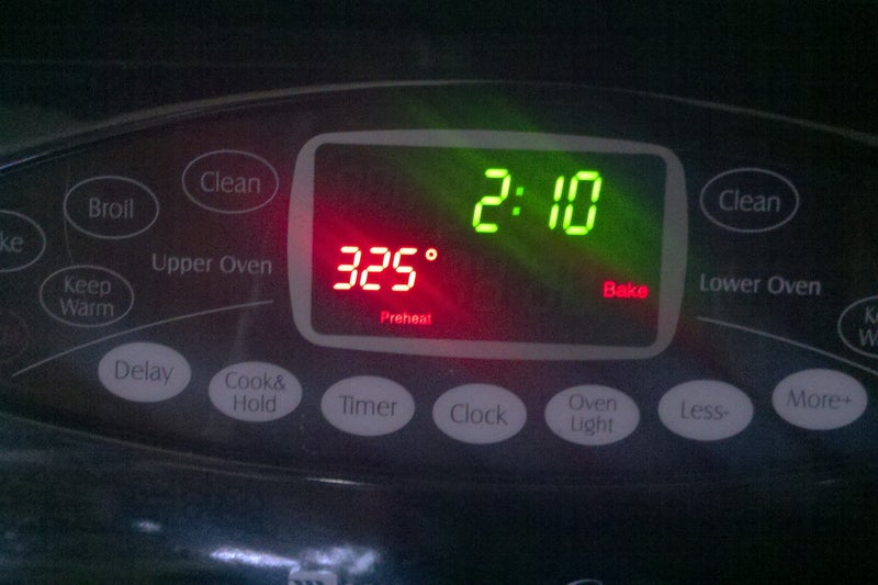 预热烤箱并烘烤