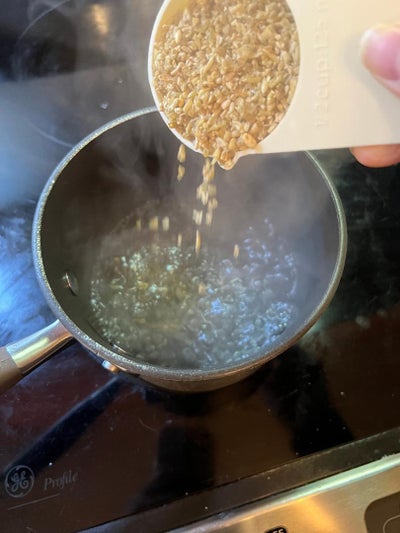 加入小麦粒烹煮