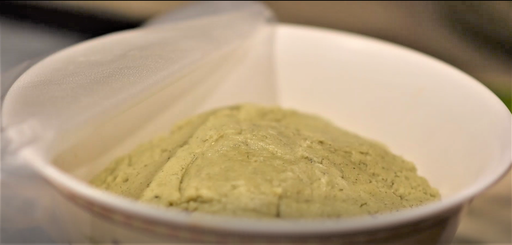 拌入粉类与胡芦巴粉