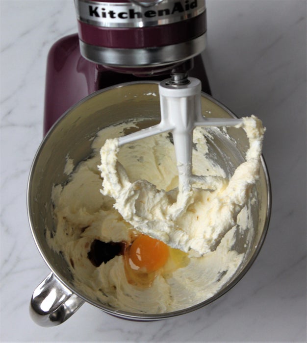 加入鸡蛋和香草精