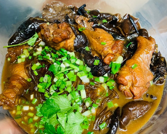 鸡腿蘑炖豆腐